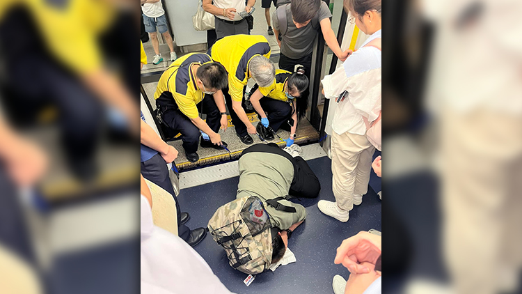 港鐵觀塘站女乘客疑失足腳插月台罅隙 獲救送院治理