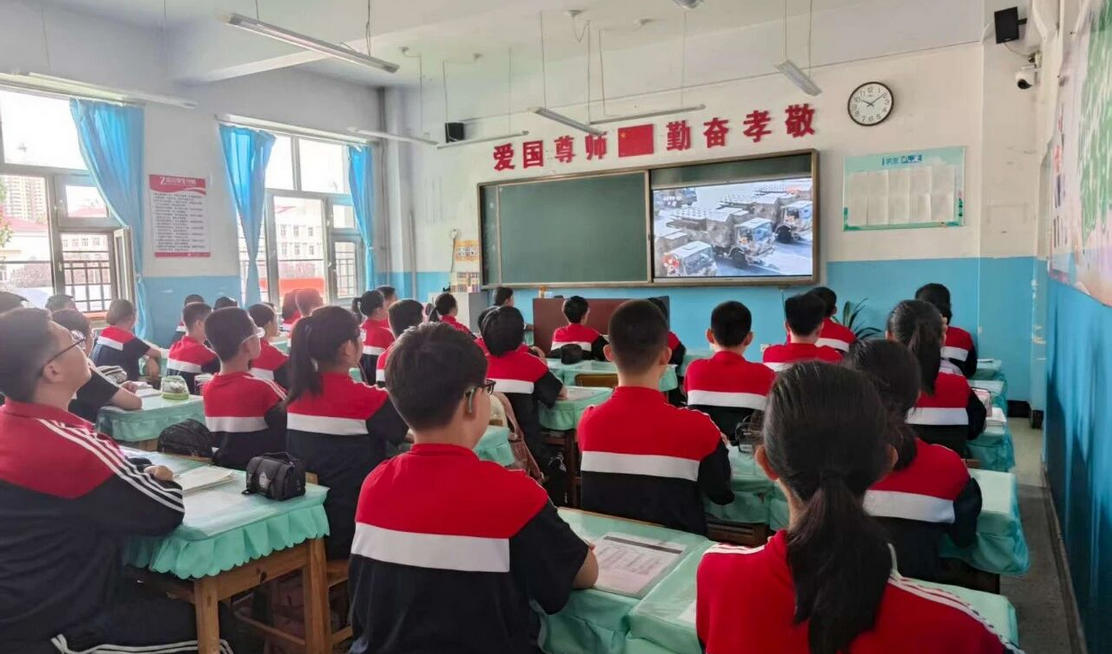 哈市香坊區圖書館116中學分館新學期閱讀課研讀九三閱兵 厚植家國情懷