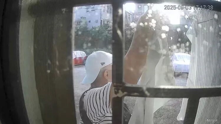 囂張男賊！ 穿「戰利品」再偷同一家！