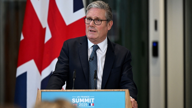 英國首相大幅改組內閣