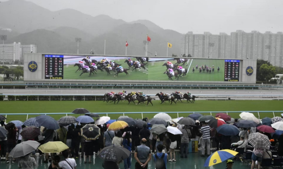 新馬季開鑼 李家超入場主持並為醒獅點睛