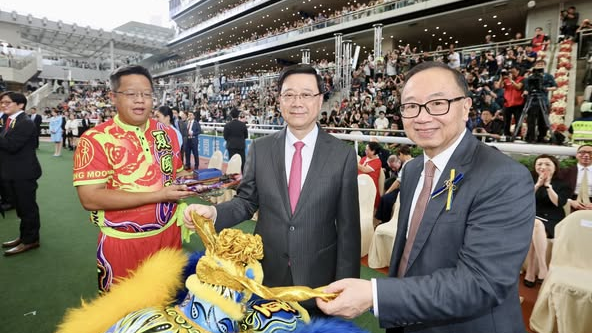 李家超主持醒獅點晴及敲鑼儀式 冀旅發局與馬會合作推廣賽馬旅遊