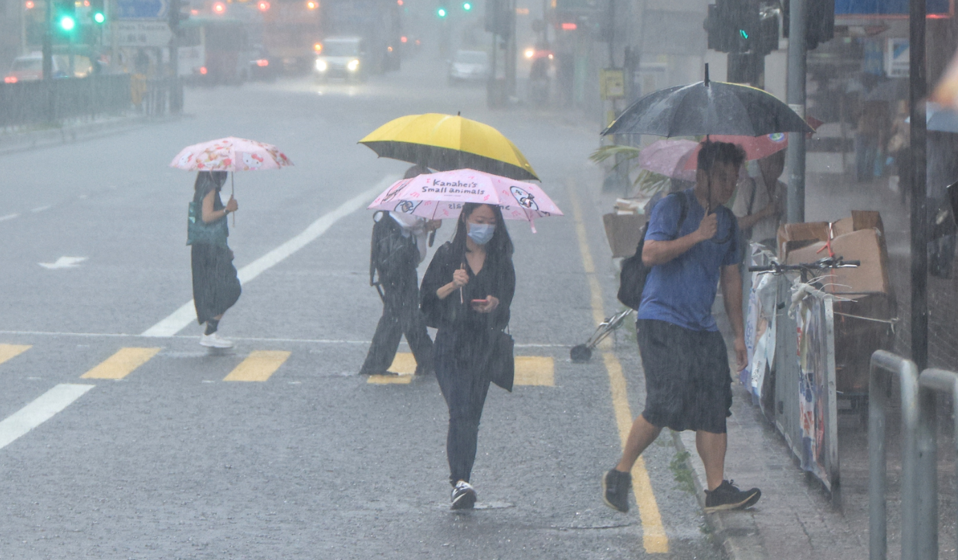 天文台凌晨發黃雨警告 8號風球至少維持至早上11時