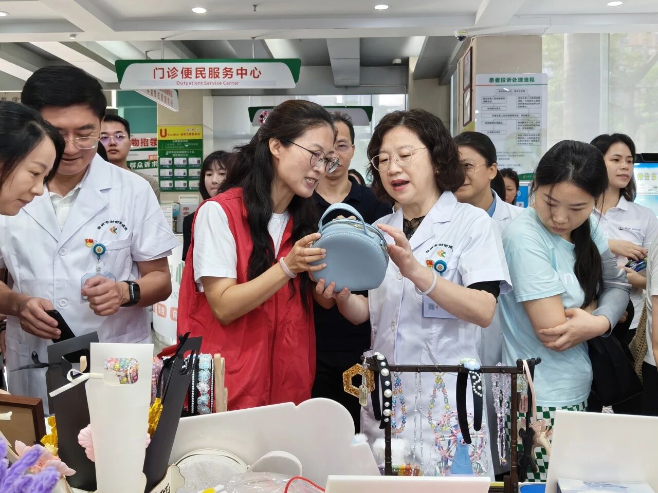 深圳老人頤養院長者手作義賣助力早產兒