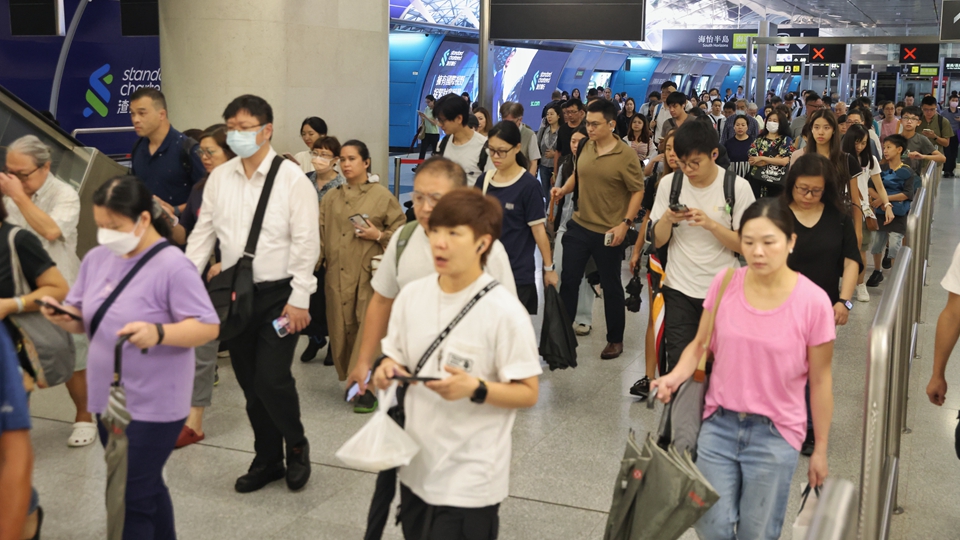 天文台下午1時10分改發3號風球 港鐵加強車站人手協助乘客