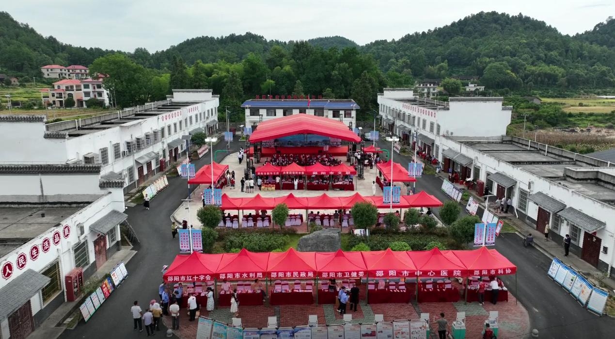 邵陽24部門攜「乾貨」下鄉！讓新寧萬塘鄉村民嗨享家門口「民生盛宴」