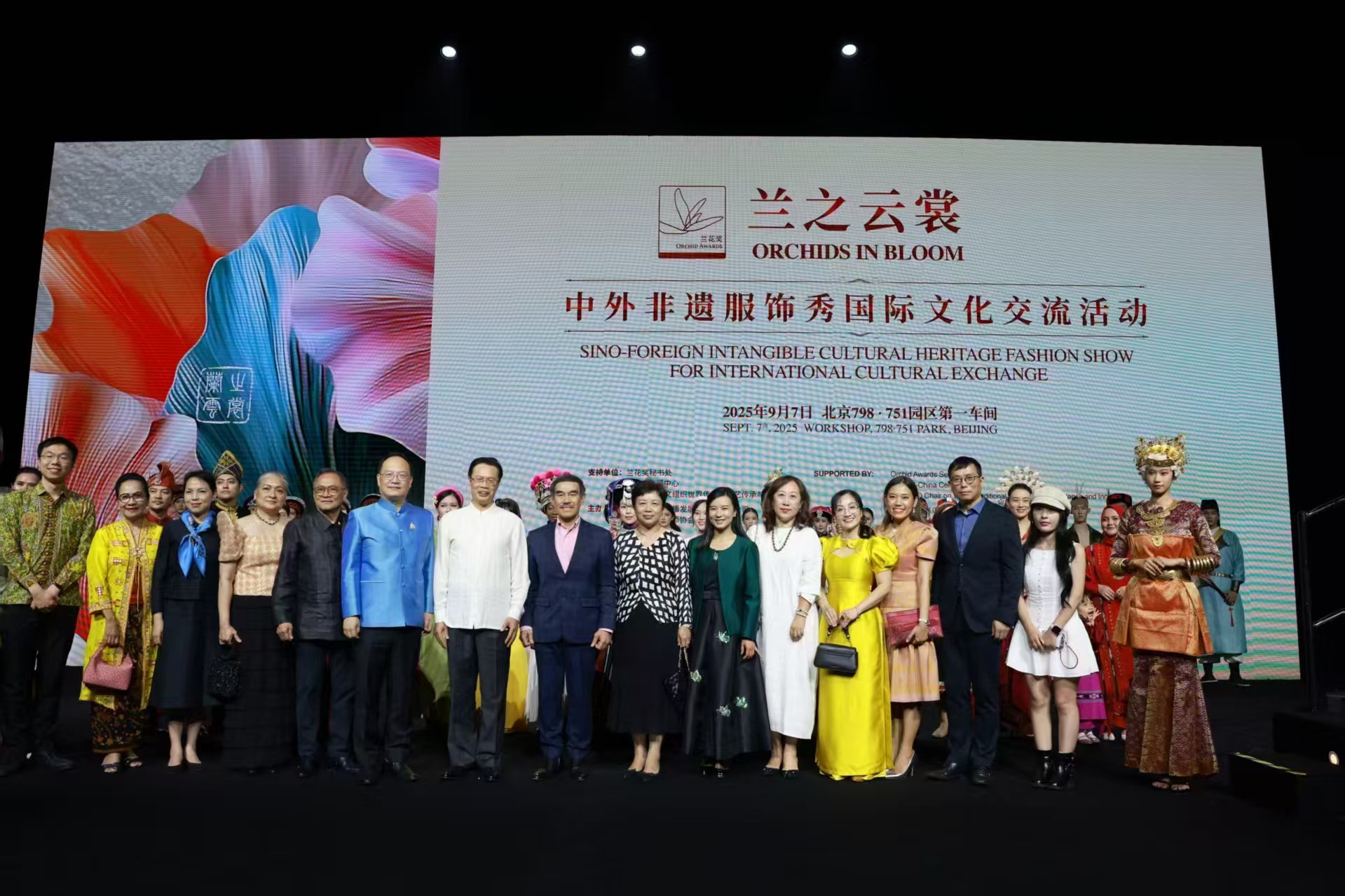 一次開放包容的文明交流互鑒 中外嘉賓為楚雄彝繡代言