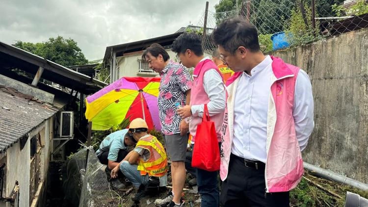 大埔區關愛隊颱風下巡視 與政府部門協力助市民