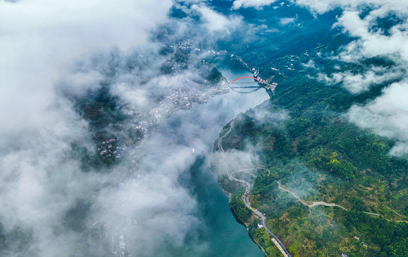 皖歙縣街口鎮：雲海秋舟畫中游