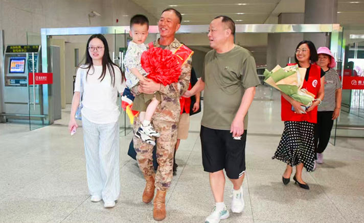 皖休寧縣：光榮受閱 載譽歸來