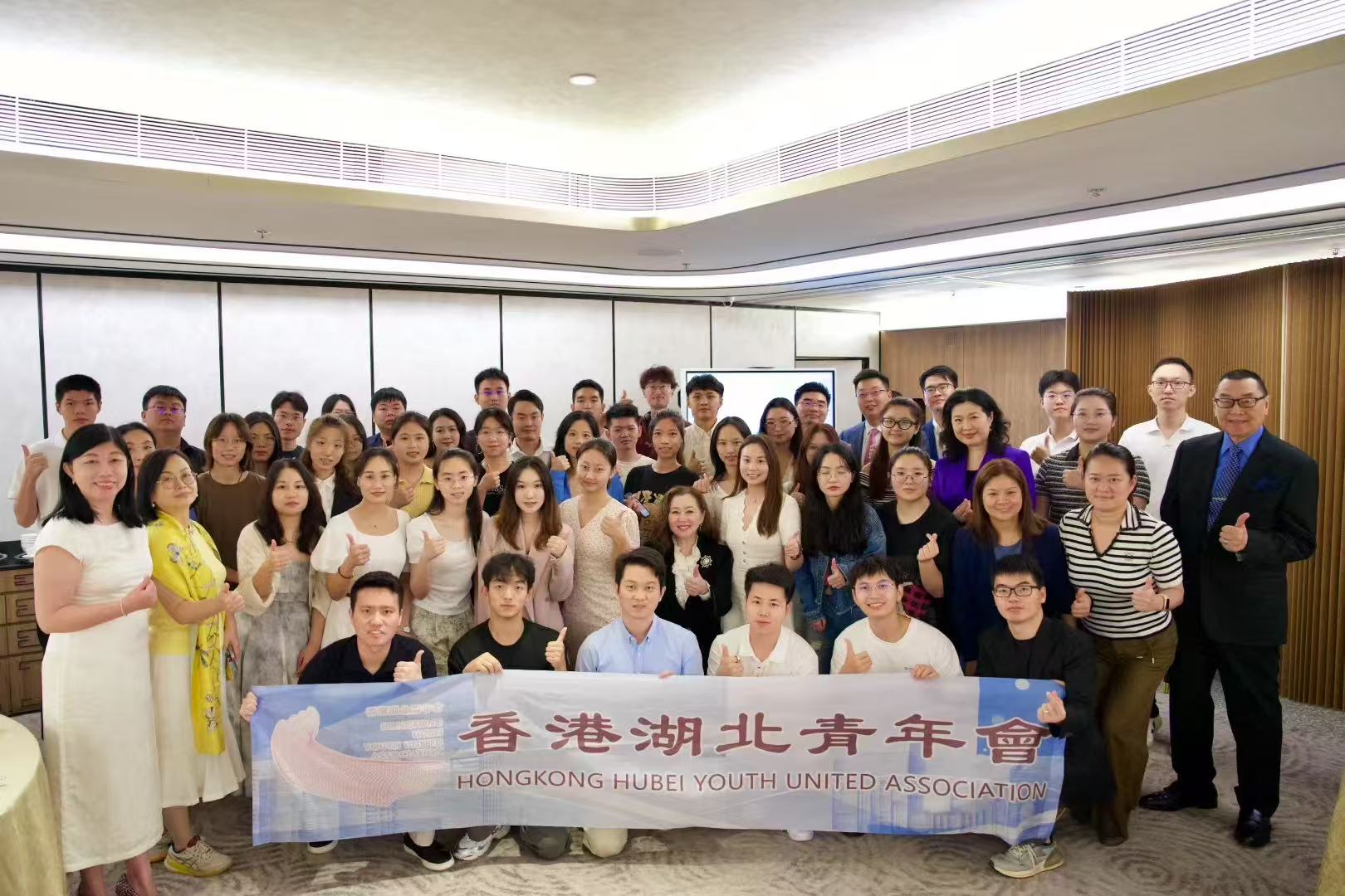 1975年港姐冠軍張瑪莉為湖北赴港新生授課