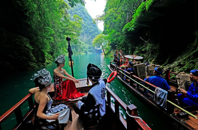 恩施地心谷「懸崖列車+地心奇航」開啟峽谷穿越新紀元