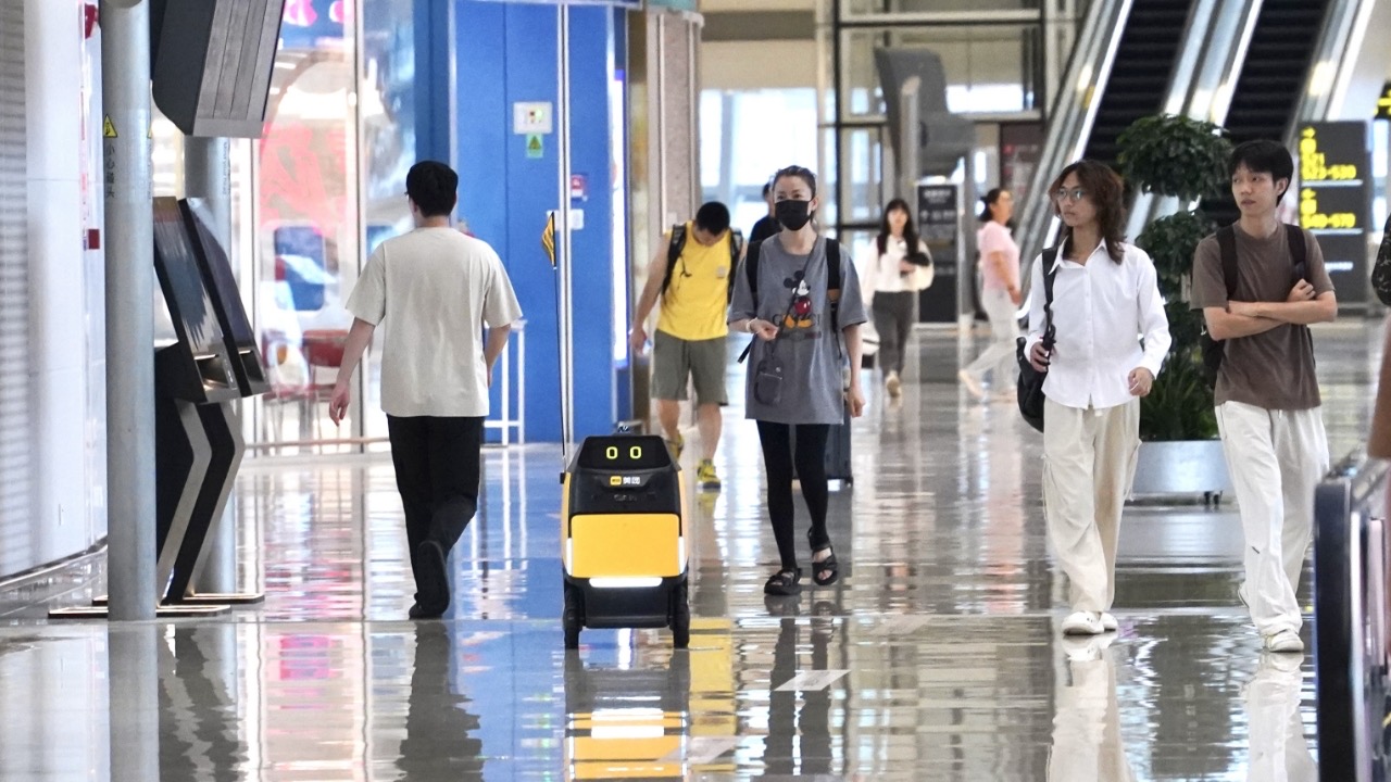 機器人送餐到登機口 ！在深圳機場也能用美團點外賣了