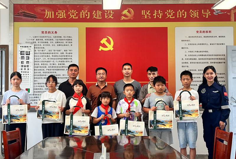 皖黟縣柯村鎮：助學進校園 點燃從軍夢