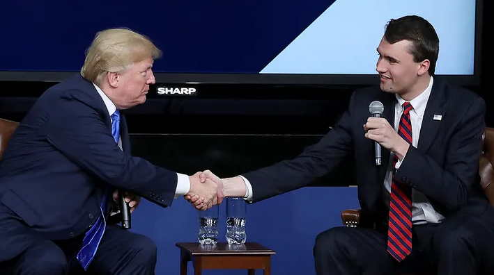 全美震驚！特朗普政治盟友演講時遭槍擊身亡