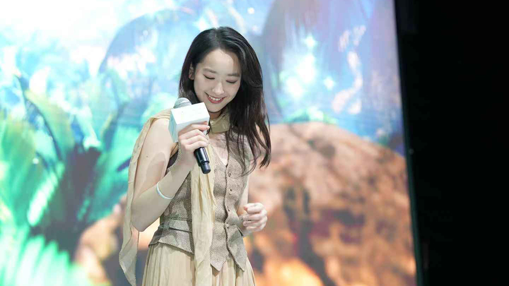 林愷鈴首次於「2025數碼娛樂領袖論壇 」與虛擬歌手合唱演出