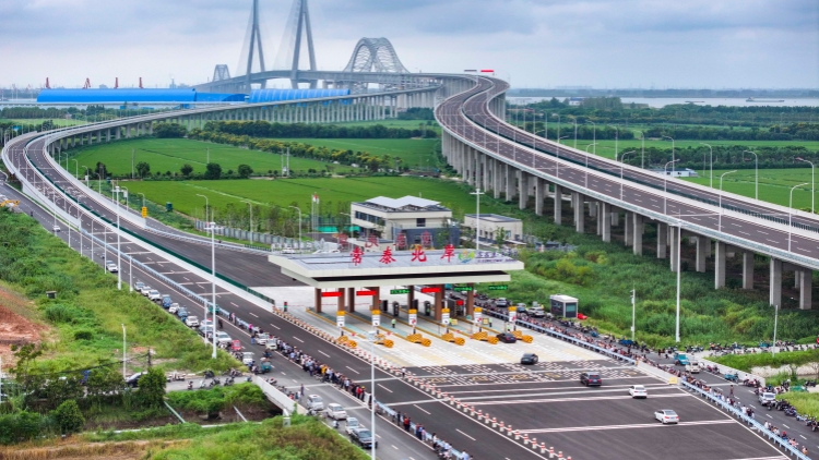 內地國慶中秋假期連休8天 期間收費公路免徵小型客車通行費