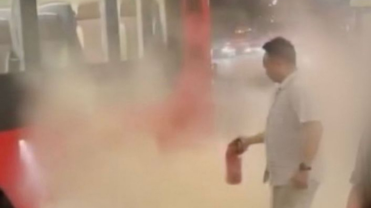 有片 | 屯門公路轉車站巴士起火 休班警臨危不亂救火救人