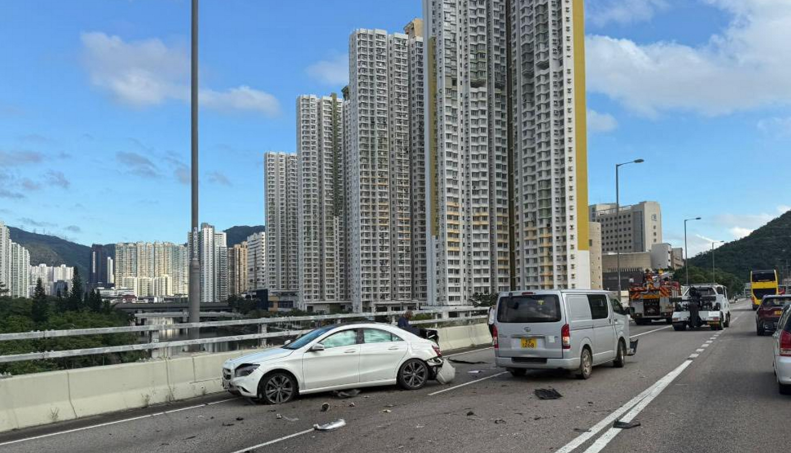 有片丨沙瀝公路兩車相撞 私家車嚴重損毀