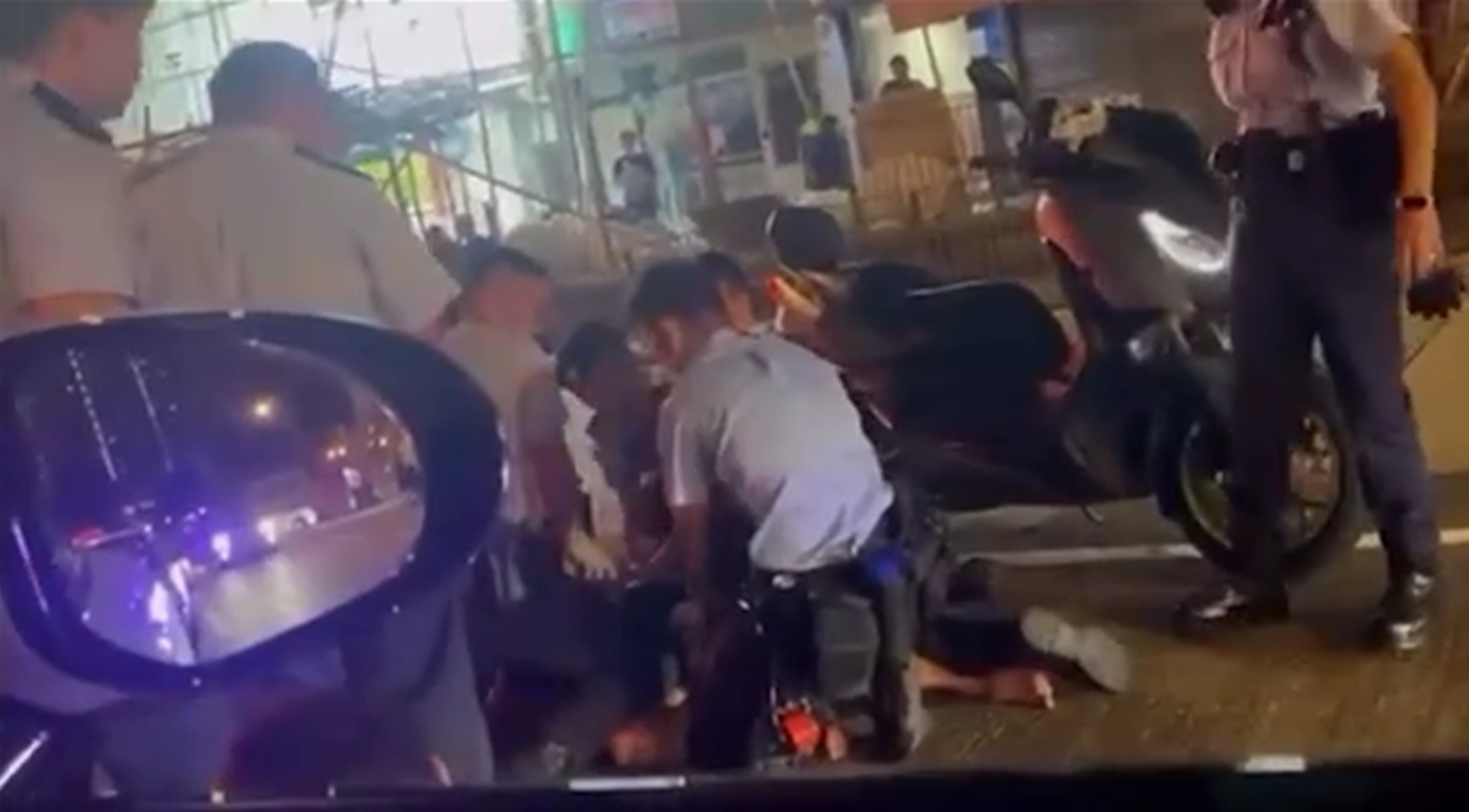 有片丨機動部隊觀塘拘藏毒男 見義勇為鐵騎士助警制服疑犯