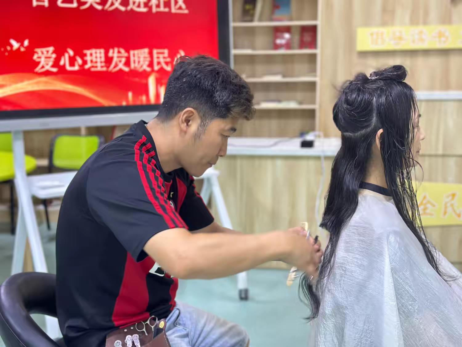 哈市香坊區建築街道林園社區：公益義剪暖鄰里 便民服務潤人心