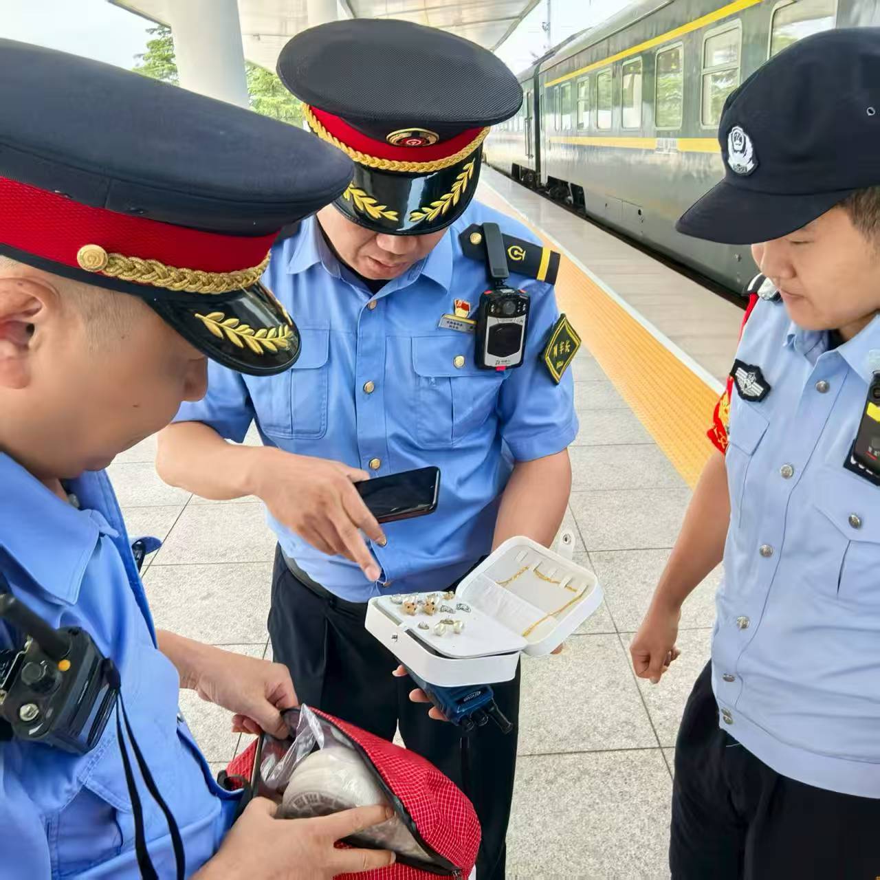 Z186次列車高效尋回8萬元貴重背包  旅客致謝鐵路工作人員