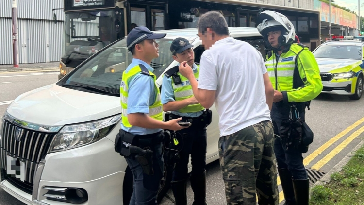 警方西九龍打擊白牌車 拘捕兩名司機非法載客取酬