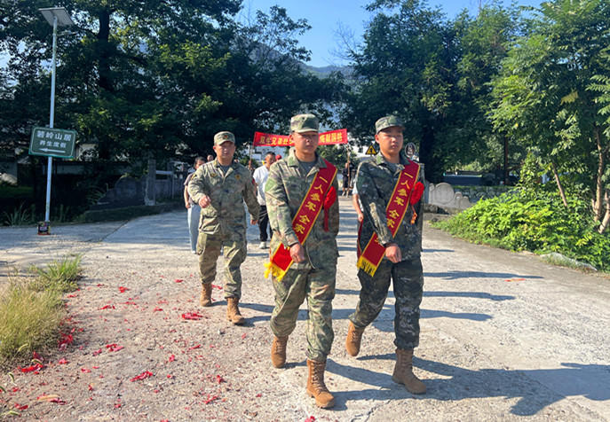 革命老區傳佳話  三代從軍志不改  皖黟縣柯村鎮雙胞胎兄弟同披戎裝