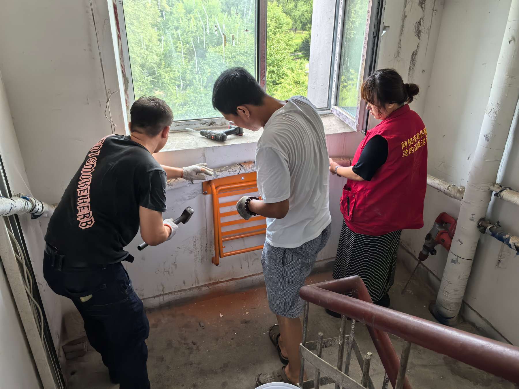 哈市平房區建安社區樓道安裝上「安心座椅」