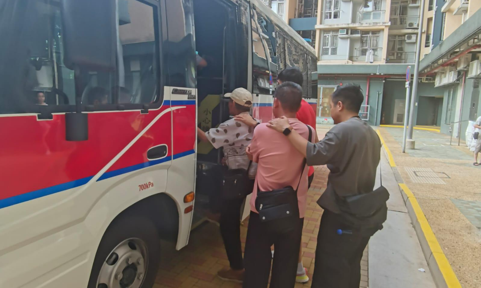 警方葵涌打擊街頭賭博 拘捕4名男子