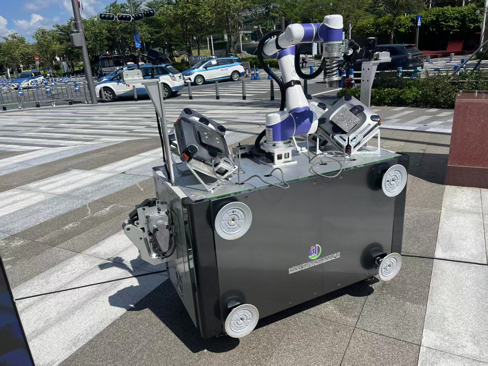 「飛檐走壁」清洗高樓！國內首台滾輪越障機器人亮相深圳