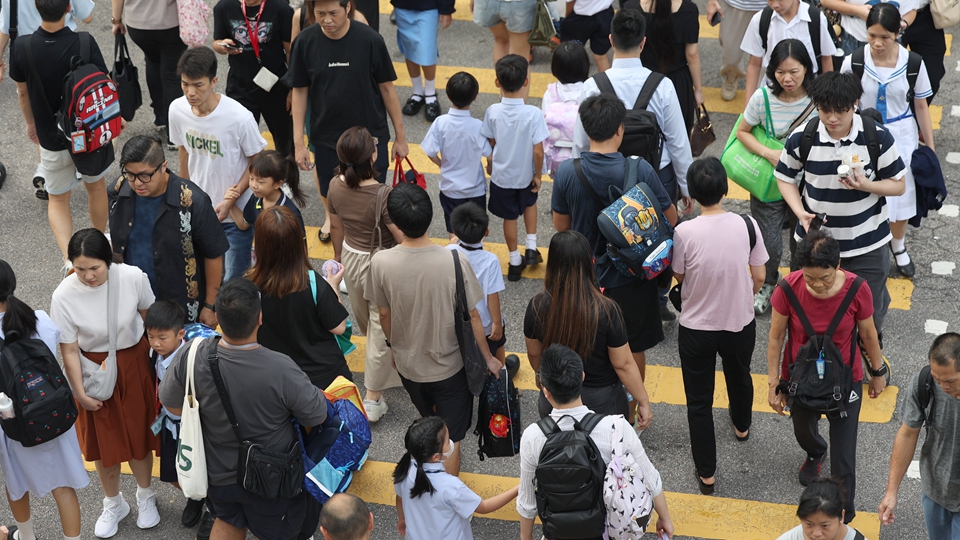 施政報告2025｜繼續精準扶貧 增設6個社區客廳 長者照顧券增至1.6萬張