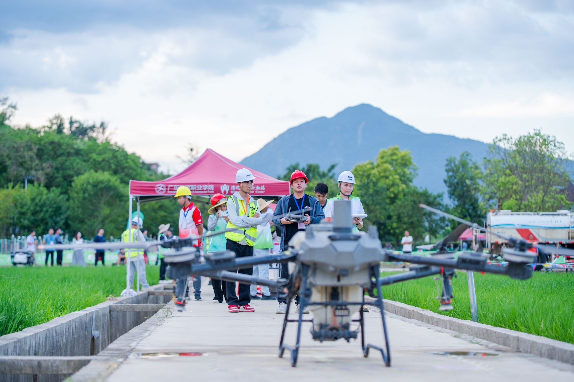 「飛」出農事新力量  廣東第二屆農事運動會上各地飛手同台競技