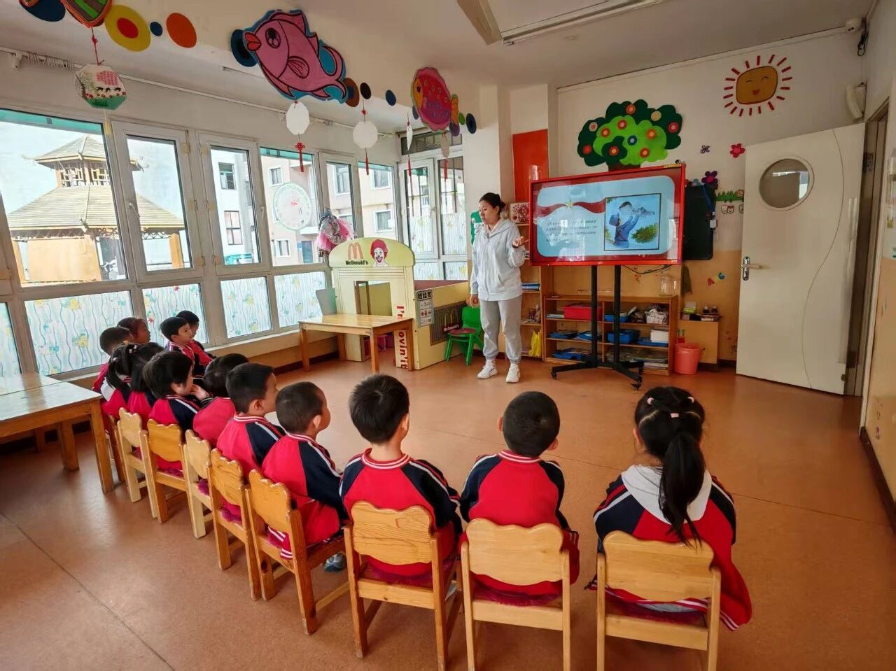 哈市香坊區圖書館幼兒分館開展「九一八」主題紀念活動 紅色基因潤童心