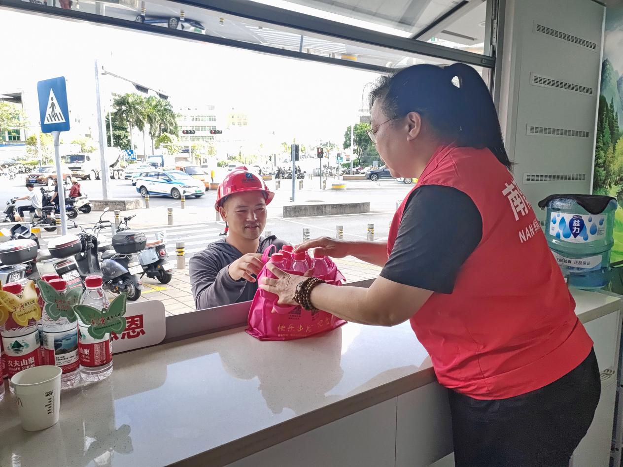 您為我「開路」我送您「清涼」 深圳南灣為戶外工人公益送水