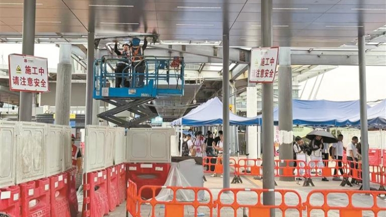 深圳灣口岸建成1350米全覆蓋式風雨連廊 無縫串聯多個區域 公共交通接駁更「絲滑」