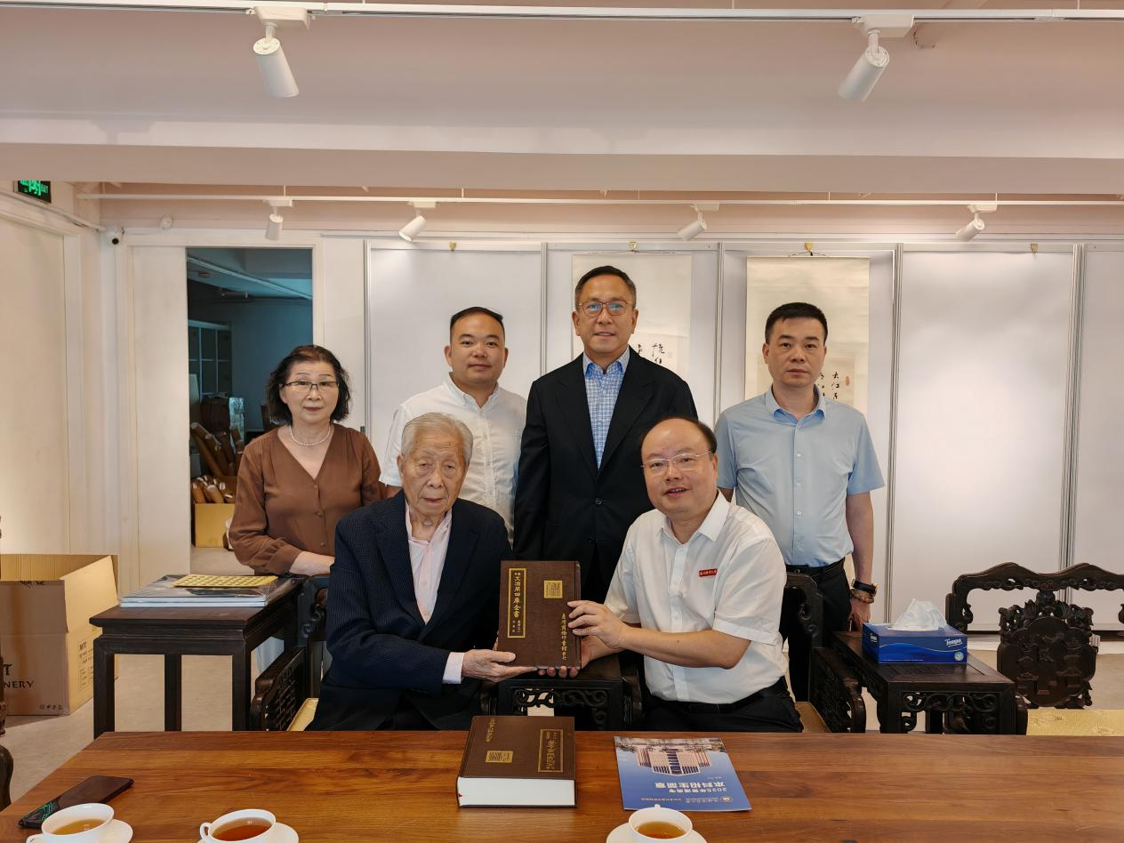 施子清向黎明職業大學捐贈全套《四庫全書》