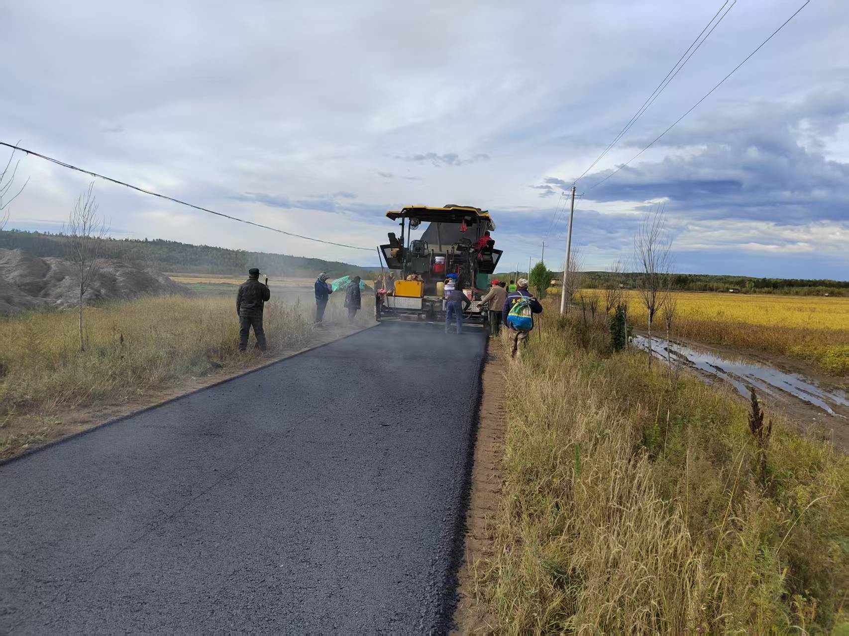 大興安嶺呼瑪縣察哈彥村駐村工作隊 為村民鋪設一條「幸福路」
