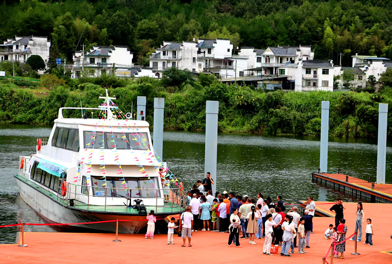 船行碧波上人在畫中游  皖休寧縣月潭湖人氣攀升