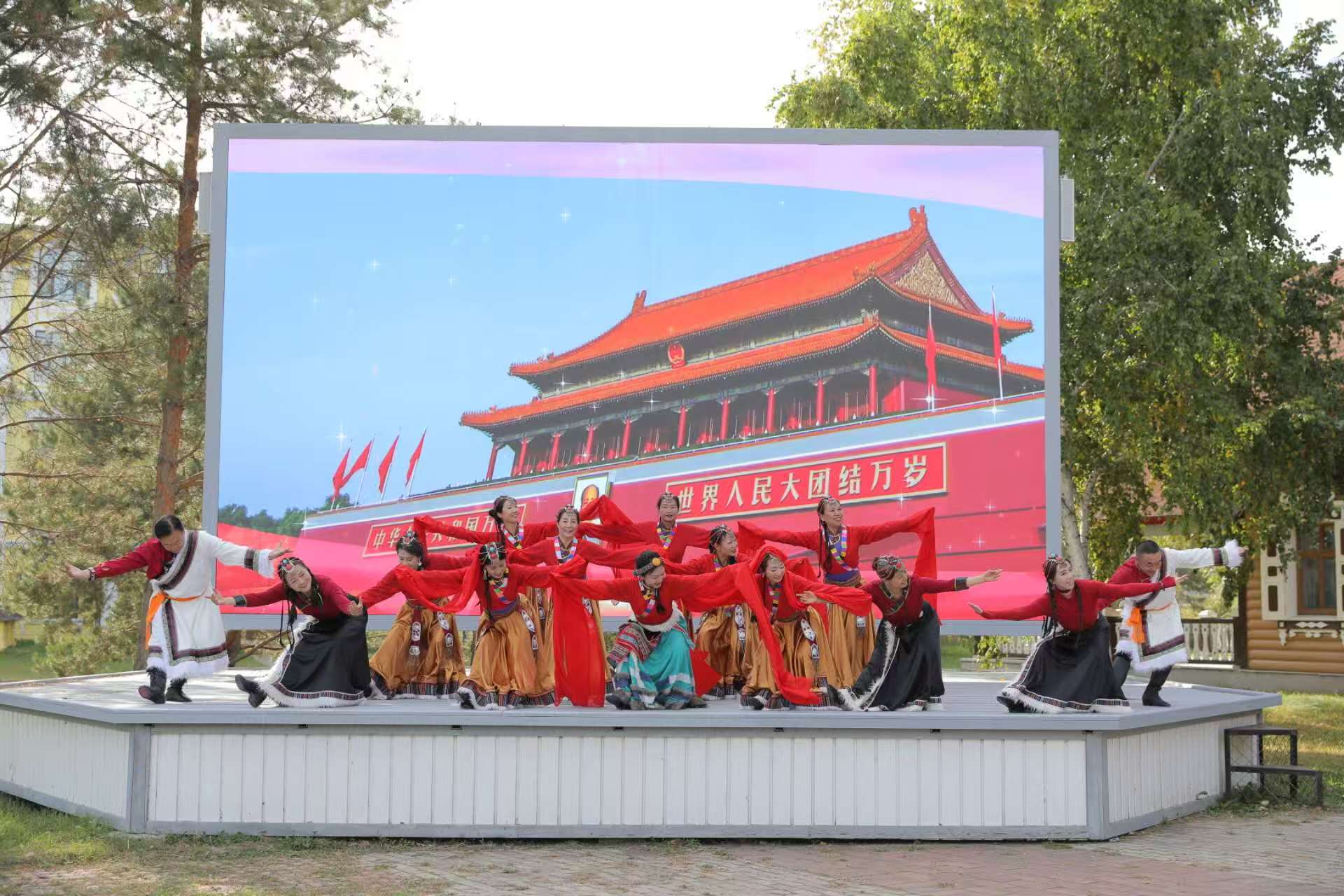 西藏康馬藝術團走進哈爾濱伏爾加莊園文藝交流演出成功舉辦