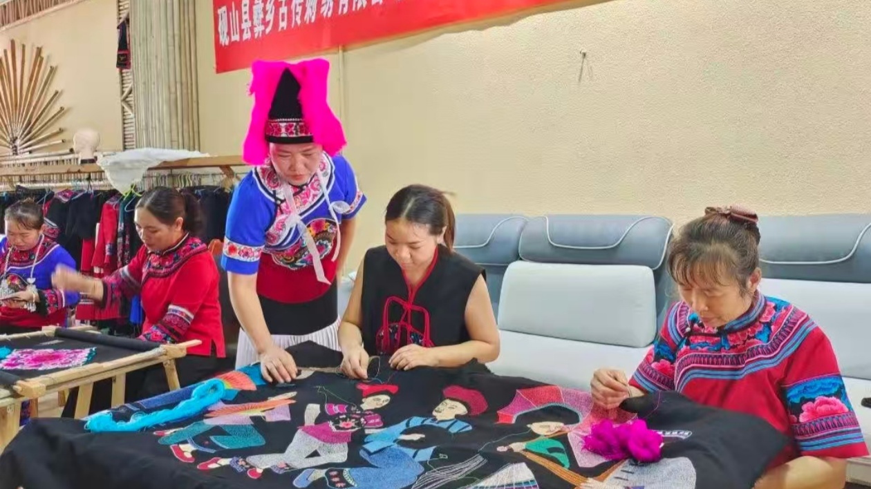 走進雲南文博會  體驗硯山彝繡新魅力