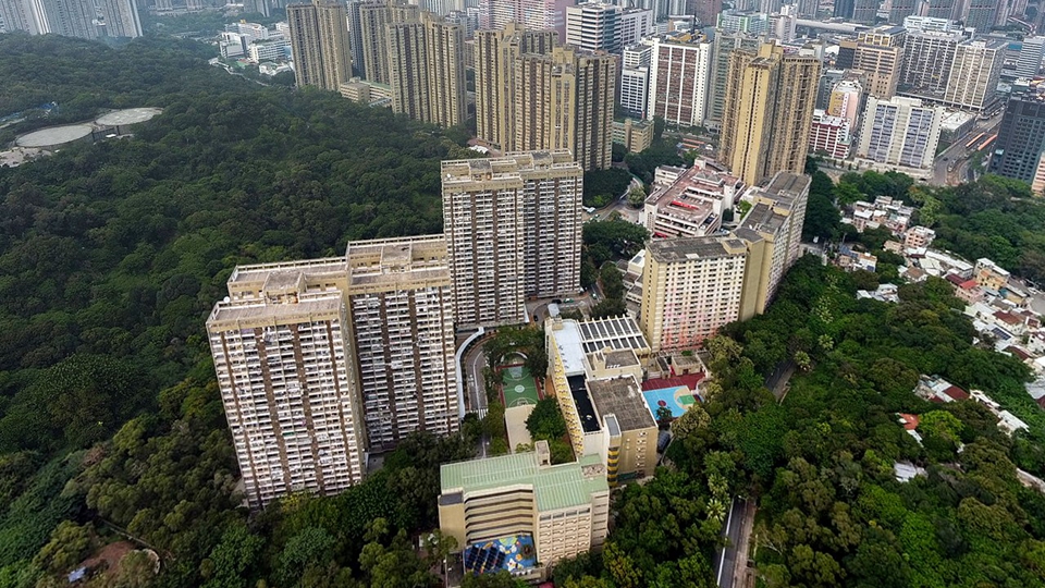 屯門山景邨掟石油氣罐落街 中年漢承認控罪還押小欖