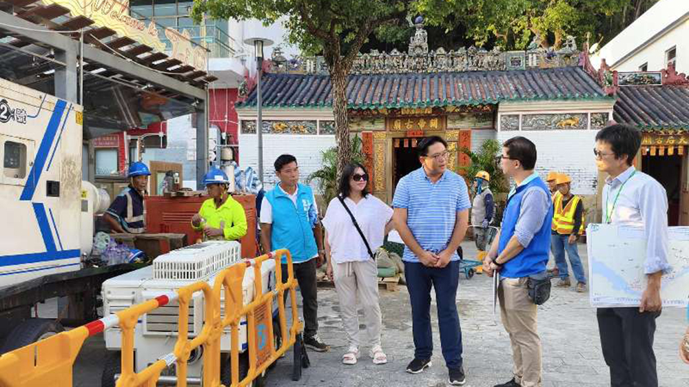 民青局赴大澳視察颱風應對工作 大澳首次使用「小禹二號」排水機械人