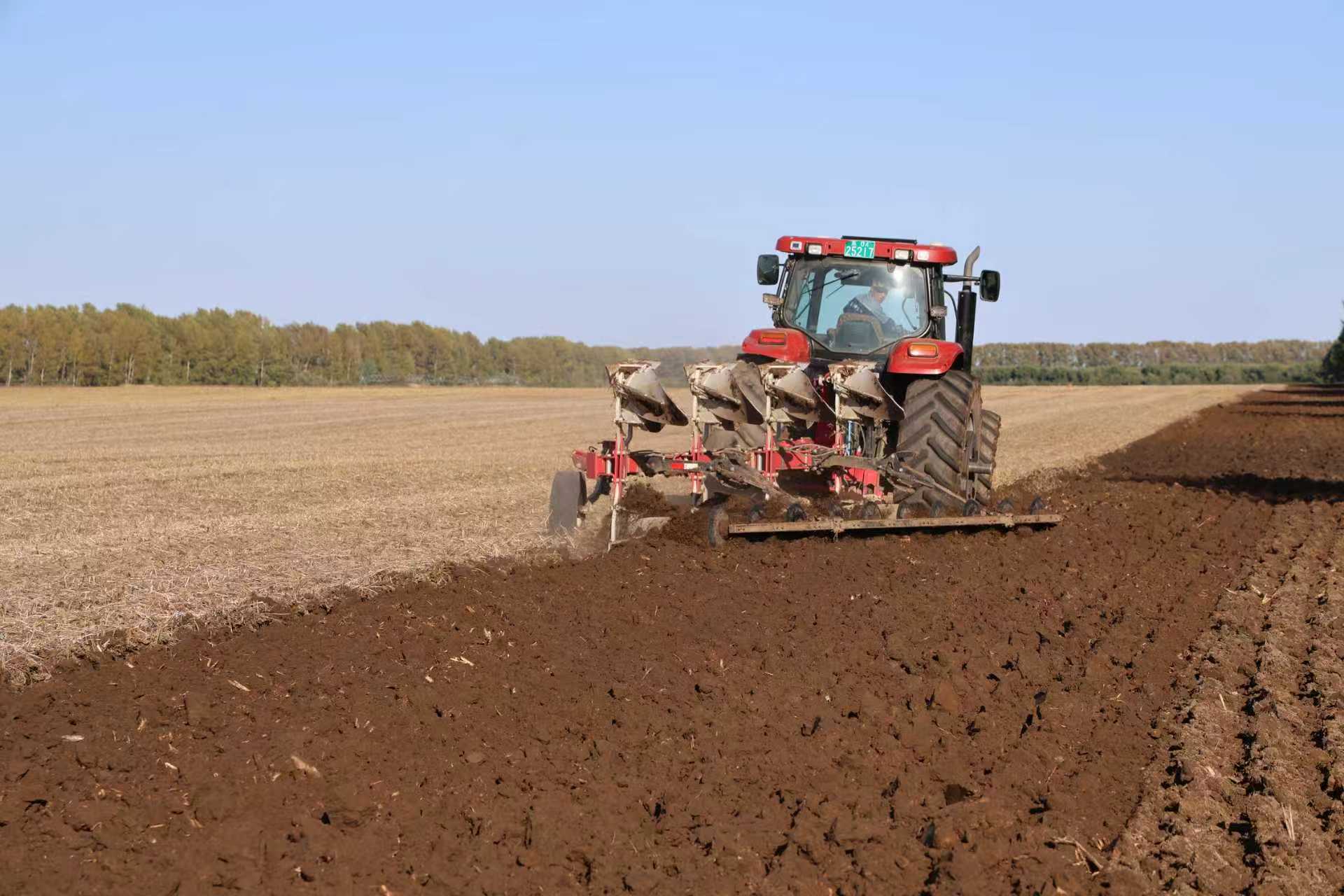 北大荒江濱分公司沃野翻黑煥新機