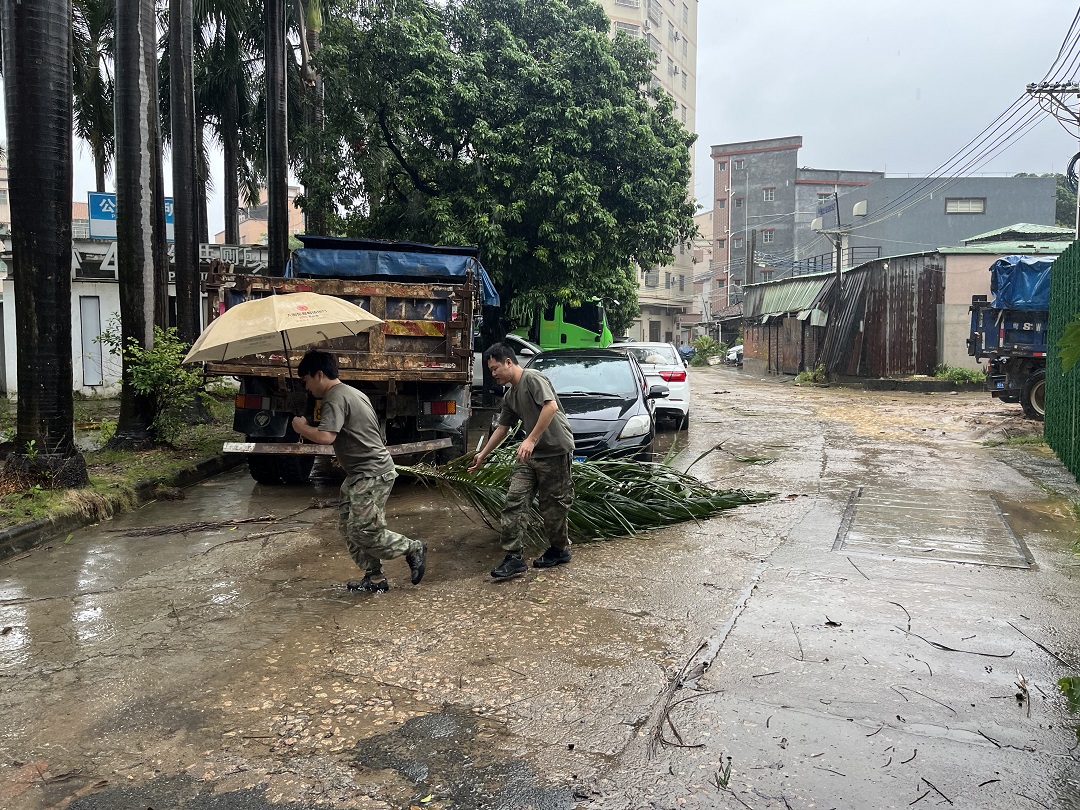 颱風「樺加沙」攜風雨來襲 東莞大朗為民眾築起「避風港」