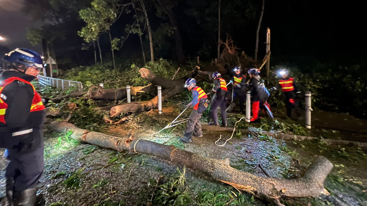 民安隊通宵協助社區復原