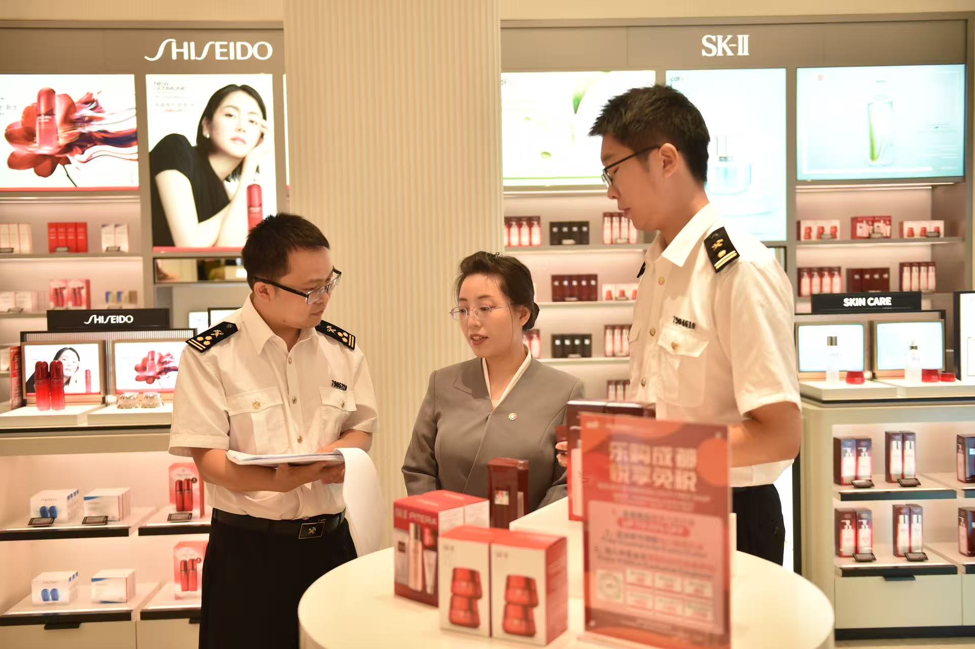 四川首家市內免稅店首批免稅品入庫