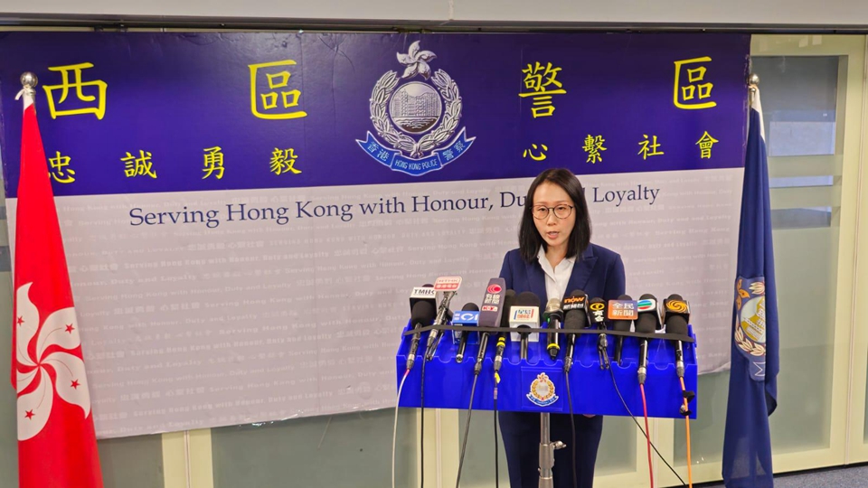 有片｜10號風球下帶同8歲男童觀浪 警拘2女包括男童母親