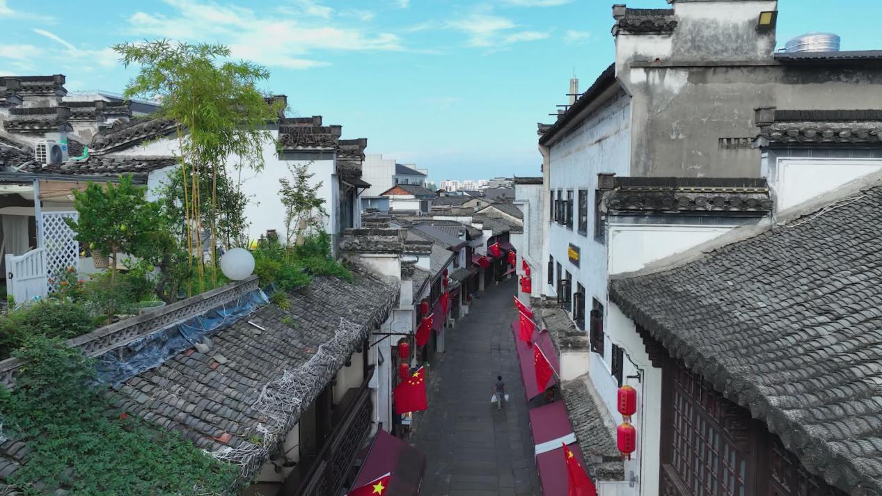 皖屯溪區：「中國紅」成老街亮麗風景線