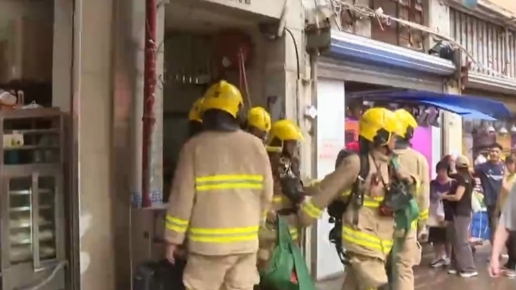 觀塘瑞和街大廈後梯起火 疑電錶起火無人傷